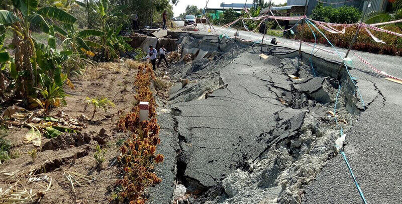 Hạn hán khủng khiếp đường giao thông ở Cà Mau sụt lún nứt toác