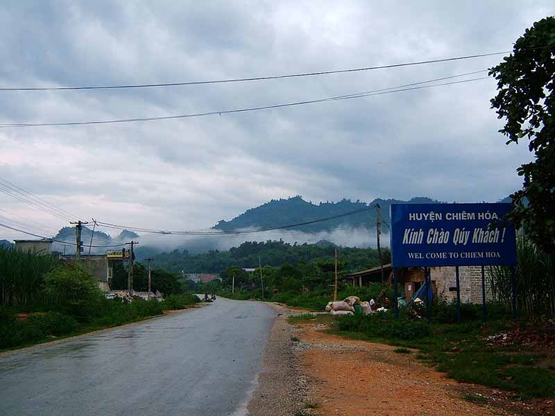 Đường vào huyện Chiêm Hóa