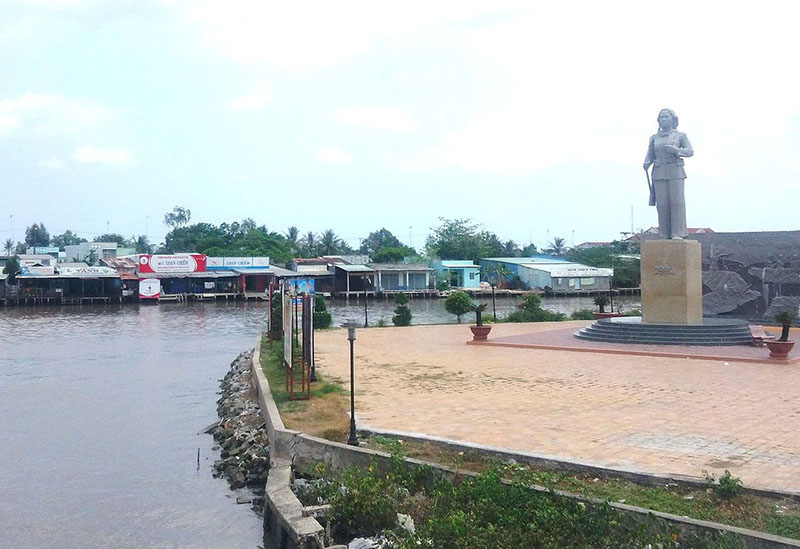 Tượng đài Anh hùng LLVT Dương Thị Cẩm Vân và một góc thị trấn Đầm Dơi